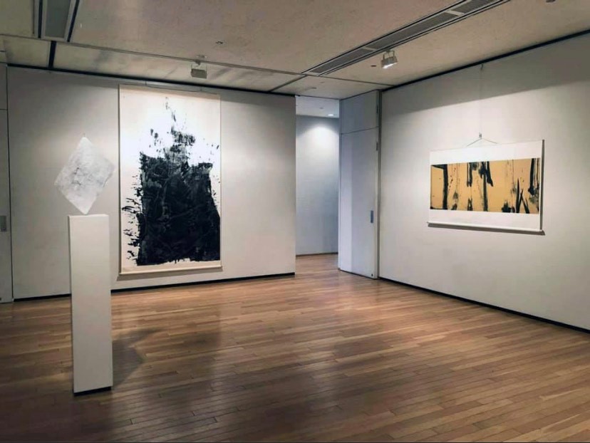 前回6月の展示の様子（左から菅広、渡部大語、Haru Yamaguchiの作品。於・三鷹市芸術文化センター）