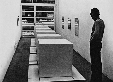 フィッシャー・ギャラリーにおけるソル・ルウィット《隠された立方体のある立方体》の展示 1968年　© 2021 The LeWitt Estate; Photo: Fred Kliché