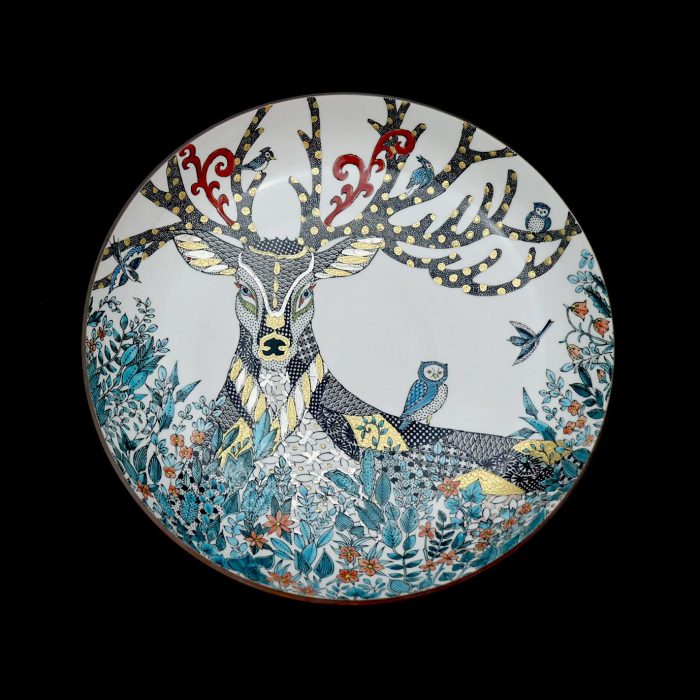 660,000円 線描色絵金彩皿「森の鹿」