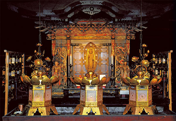 1200年の間、灯され続けた「不滅の法灯」の灯籠、九州に上陸。 国宝 延暦寺えんりゃくじ根本中堂こんぽんちゅうどう 内観