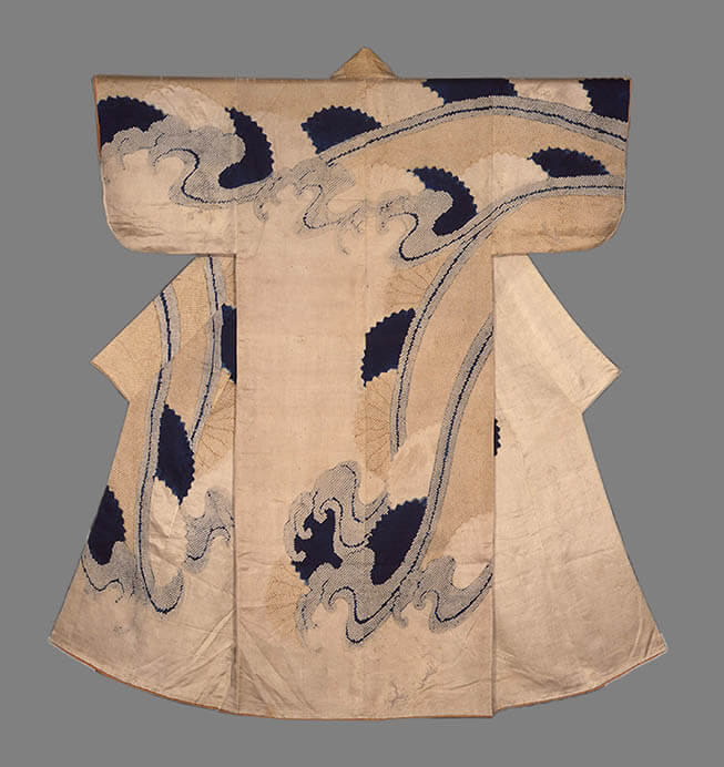 「菊水文様 小袖」一領、江戸時代（17世紀）、白絖地・絞・染、丈156.0cm、裄66.0cm　＜観方コレクション＞