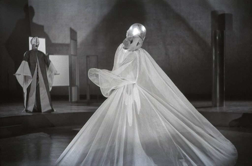 大辻清司《『月に憑かれたピエロ』舞台写真》1955年　35mmフィルムからのデジタルスライド上映　武蔵野美術大学美術館・図書館蔵