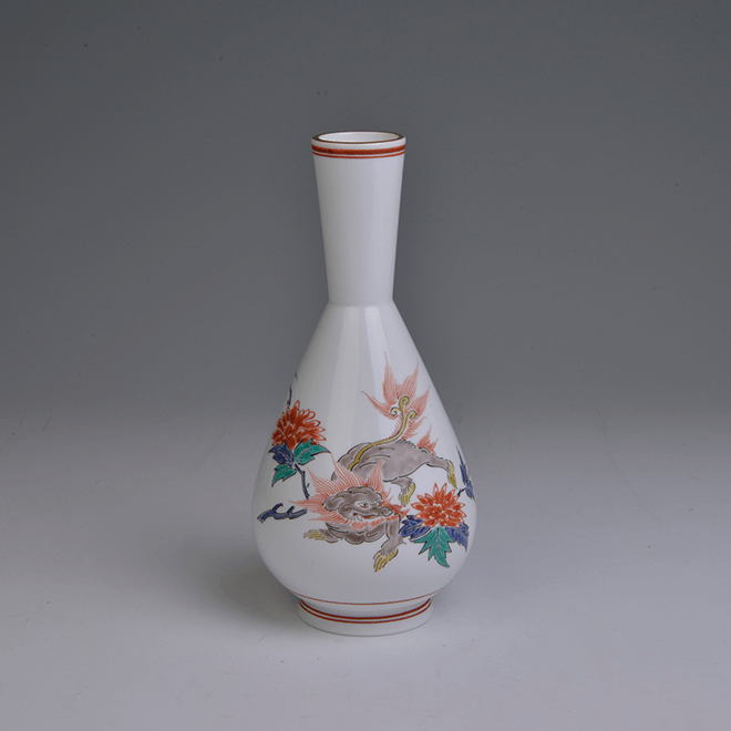 十三代柿右衛門「濁手 牡丹獅子文花瓶」 径10.0×高さ21.4cm、制作年代1964～82年、共箱