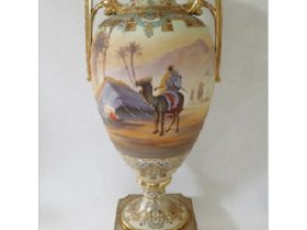 「金彩マンオンキャメルパレスサイズ飾り壺」     1911年(明治44年)頃(高さ73cm)
