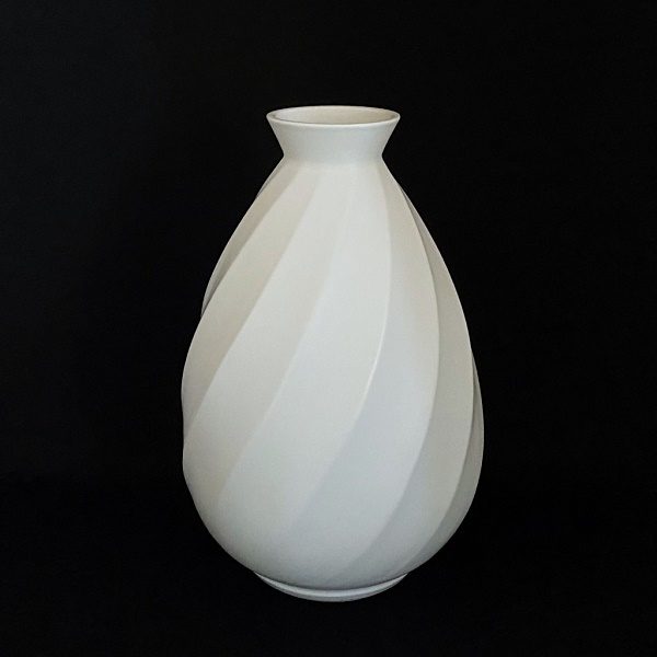作家名：井上萬二  作品名：白磁渦文花瓶  サイズ：径24cm×高さ37cm