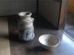 勝尾青龍洞 「彫三島茶碗」　幅14.5×高さ7cm 勝尾龍彦 「信楽耳付花入」　幅14×高さ22cm　