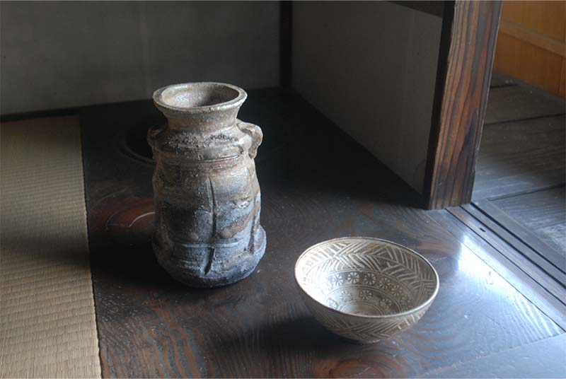 勝尾青龍洞 「彫三島茶碗」　幅14.5×高さ7cm 勝尾龍彦 「信楽耳付花入」　幅14×高さ22cm　