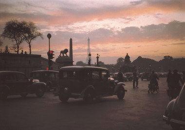低感度ゆえの淡い色彩とコントラストによって、パリの情景が幻のように浮かび上がっています。