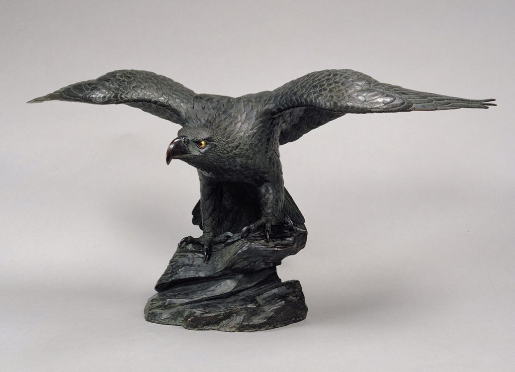 重要文化財　鷲置物 鈴木長吉作　明治25年(1892)　シカゴ・コロンブス世界博覧会事務局寄贈 翼を広げた鷲を生き写しにした日本近代金工の最高峰。1893年のシカゴ万博で高く評価されました
