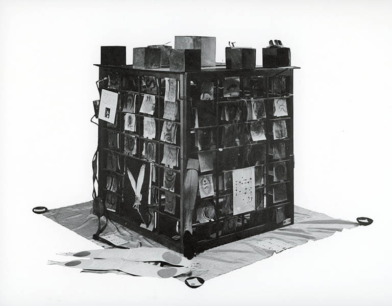 松澤宥《のぞけプサイ亀を翼ある密軌を》1962 年、木・紙・ガラス・金属・写真・デッサン、個人蔵