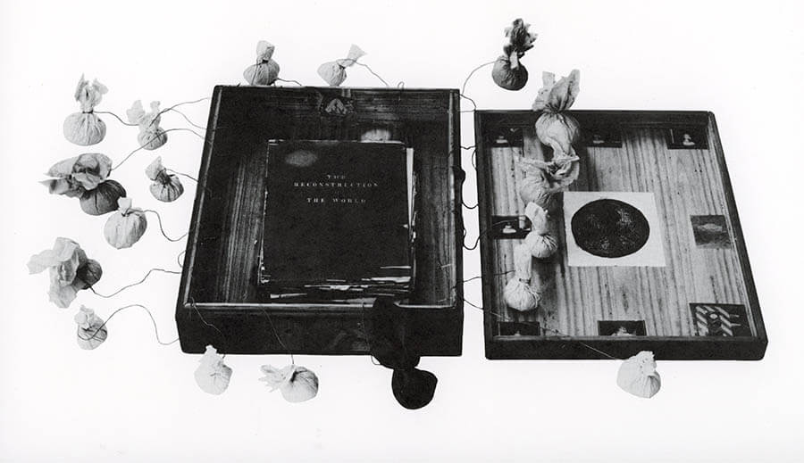 松澤宥《世界改造に関するプサイ本の周辺》1963 年、木・本・紙・布・綿・鉛線・写真、個人蔵