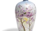 花瓶「春の目覚め」… 世界限定25点　証明書付 高さ：約40cm 現代マイセンのトップアーティスト、ホルスト・ブレッチュナイダーによる四季花瓶「春」。 花瓶の湾曲した面を利用して描くことで、全体に奥行が生まれ、絶妙な立体感が生まれています。まだ寒気の残るあたり一面にモクレンの花が咲き乱れています。春を告げるモクレンは、マイセンでも見られる花です。昇る朝日と共に、春の息吹と生命力まで感じられる作品になりました。