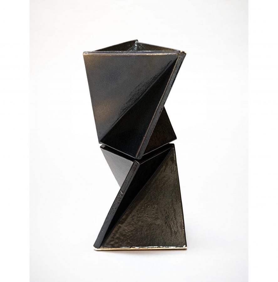 「Triangular Torque, Black」 2013, 陶, H55.9 × W25.4 × D25.4 cm