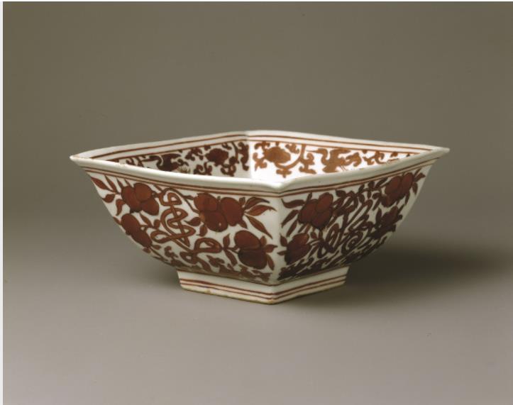 「白地紅彩吉祥文角鉢（嘉靖赤絵）」　中国・明時代　16世紀