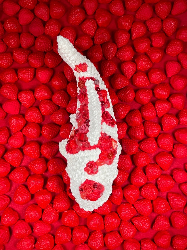 タイトル　Strawberry carp」 サイズ　幅25×奥行10×高さ10㎝ 素材　樹脂・モデリングペースト・アクリル絵具・FRP