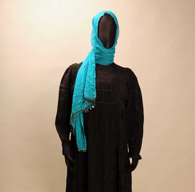 女性の衣装「アバヤ」と「ヒジャブ」　エジプト　カイロ　1959年　丈134cm