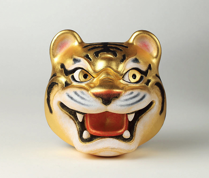 「虎の面」 H12.0×D12.0×W9.3cm ブロンズ、金箔、手彩色