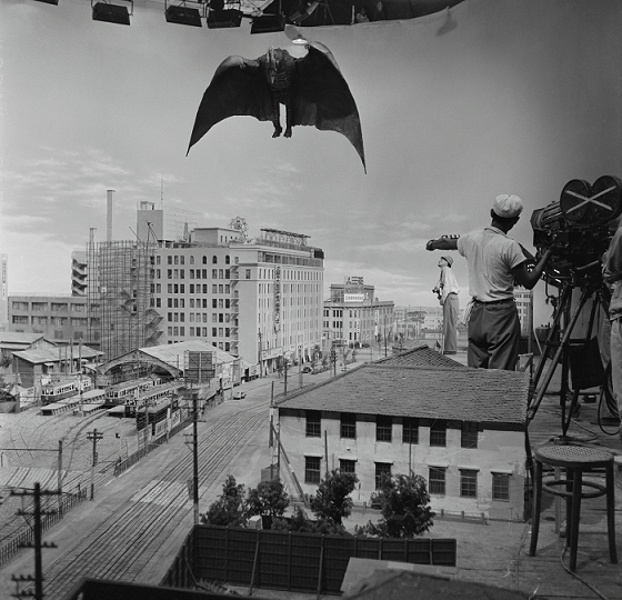 福岡・岩田屋周辺ミニチュアセットのメイキング写真、 「空の大怪獣ラドン」(1956)より © TOHO CO., LTD.
