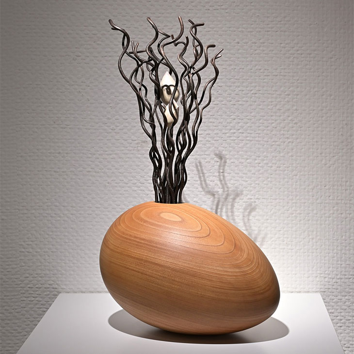 松田 重仁「生命のたまご」 素材：欅、桂、銅、真鍮 サイズ：幅25×高さ43×奥行19cm