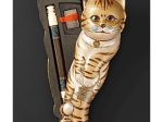 虎猫ちゃん ハイパーニット 力石咲コラボ矢立 サイズ：幅14×高さ7.5×奥行10.2cm ハイパーニットクリエイター力石咲さんにニットのお着物を制作していただきました。矢立は携帯用筆記具入れ。 木彫の擬人化猫型矢立に虎猫の蒔絵を描き、日本を感じさせるお着物を着せて現代の矢立に仕上げました。