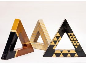 「Triangles」 1984, 陶, H80.1 × W91.5 × D14 cm