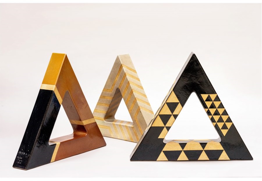 「Triangles」 1984, 陶, H80.1 × W91.5 × D14 cm