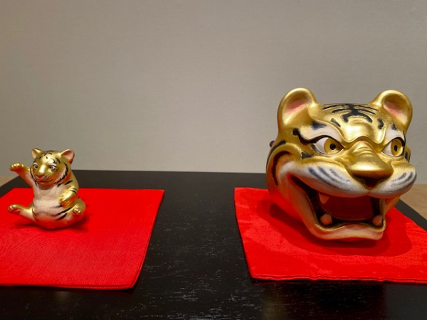 左：「寅」ﾌﾞﾛﾝｽﾞ、金箔、手彩色　税込154,000円     右：「虎の面」ﾌﾞﾛﾝｽﾞ、金箔、手彩色　