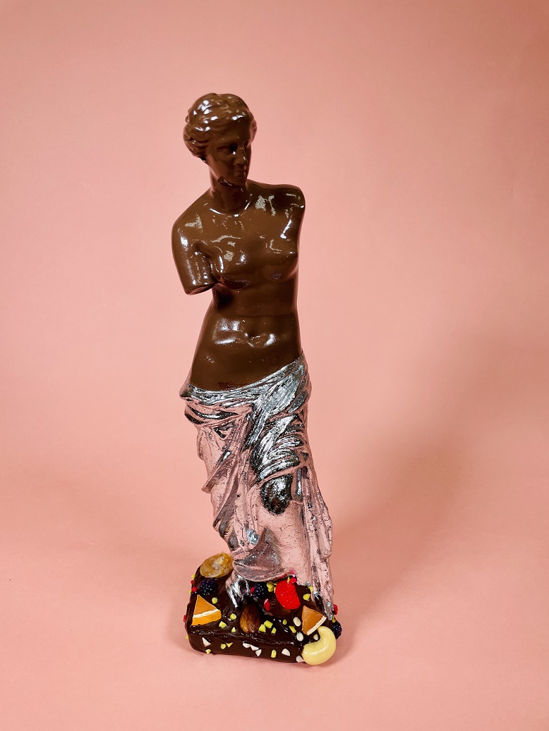 タイトル　Chocolate venus サイズ　　幅10×奥行8×高さ29cm　 素材　　　樹脂・モデリングペースト・アクリル絵具・FRP