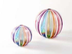 宮崎英彦 タイトル　虹 サイズ　（大）幅13×奥行13×高さ13㎝　（小）幅9×奥行9×高さ8.5　㎝） 技法　吹きガラス