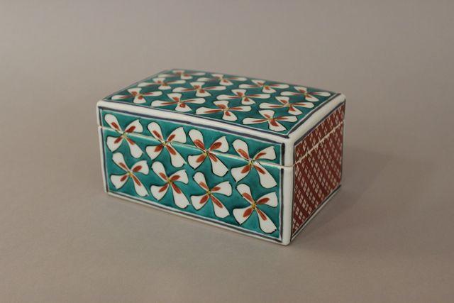 富本憲吉「色絵角箱」 幅16.0×奥行10.2×高8.2cm　共箱