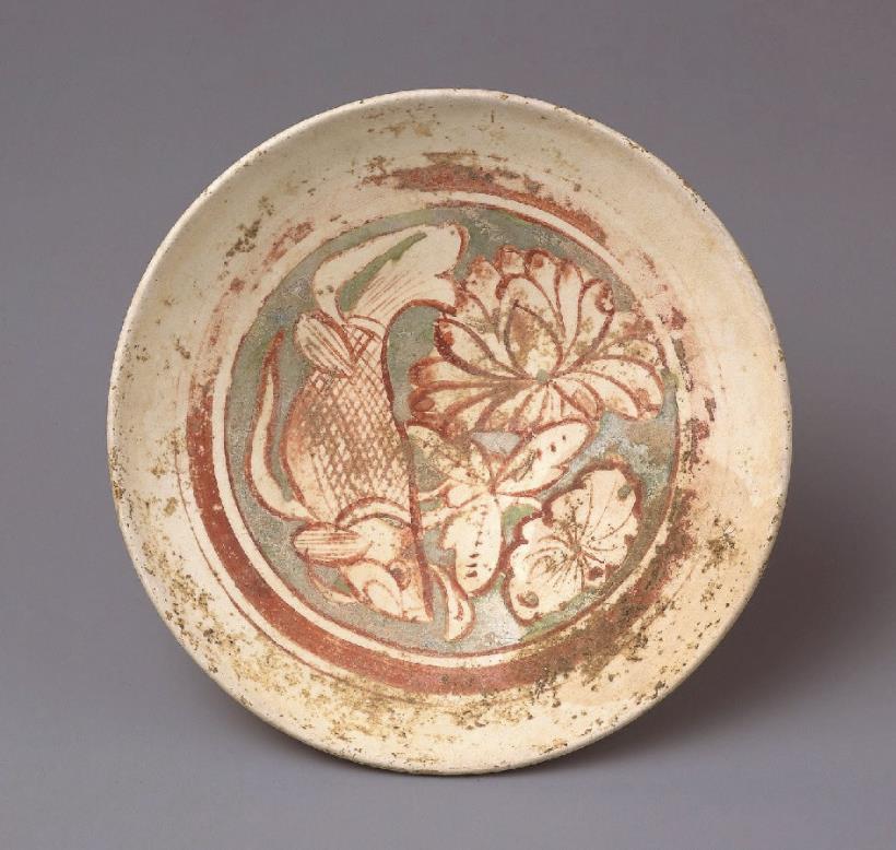 「五彩蓮池遊魚文皿（宋赤絵）」　中国・金~元時代　13世紀