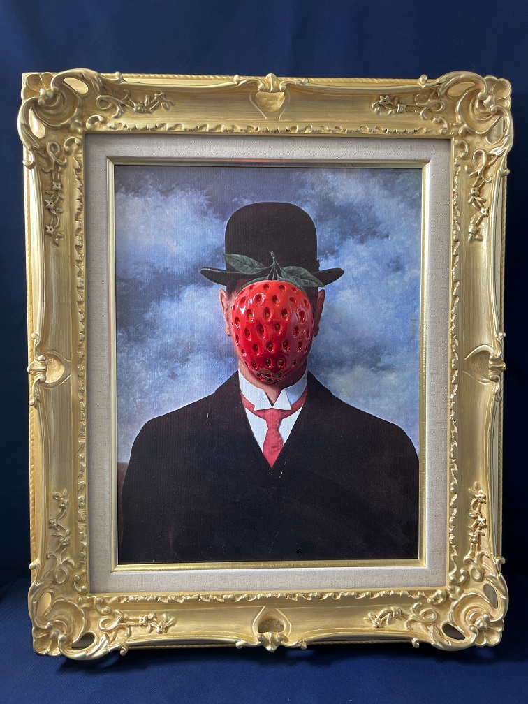 タイトル　Strawberry Man サイズ　縦41×横31.8㎝（額装、壁け）　　 素材　樹脂・モデリングペースト・アクリル絵具・FRP