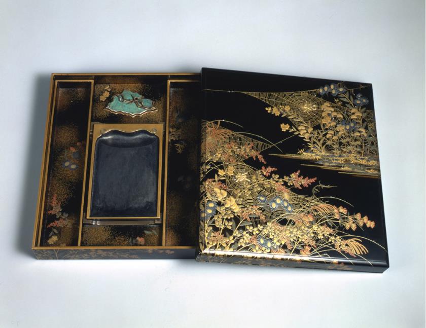 「蜘蛛巣蒔絵硯箱」　伝山本春正　江戸時代　17世紀