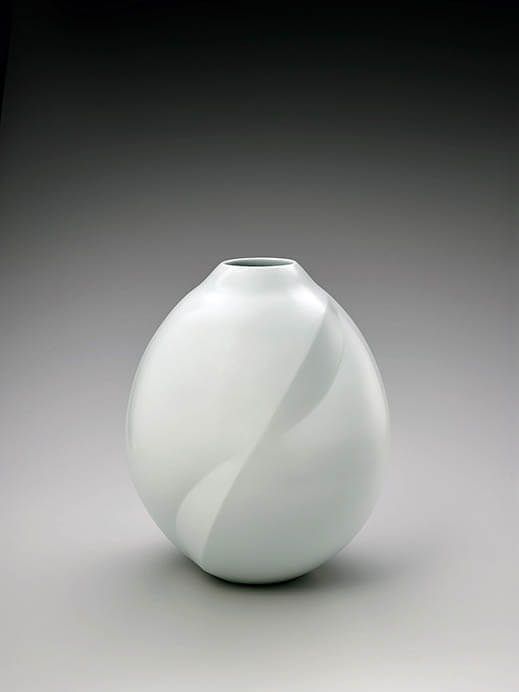 前田昭博《 白瓷壺 》 2012年　東京国立近代美術館蔵