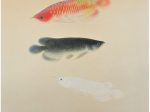 「アロワナ」 サイズ：30号 インドネシアの河川などに生息する古代魚。さまざまな色彩を有し、それに応じて観賞価値も変わります。 今回は体の後半が色彩変異を起こした赤いアロワナと、同じく黒に色彩変異したもの、プラチナと呼ばれる真っ白な個体の3尾で画面を構成しています。