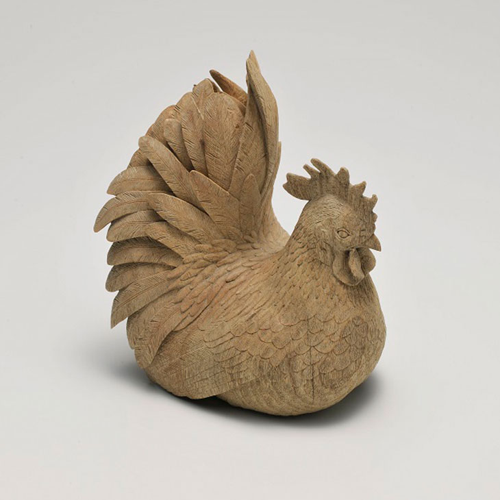 ［矮鶏」 素材：楠（一木彫） サイズ：幅13×高さ23.5×奥行18cm  高村光雲の“矮鶏置き物”作品のオマージュ的な作品として制作しました。