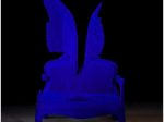 逃れゆく思念 —青空— （H170×W100×D73cm 、樟・アクリルガッシュ 、2022年）