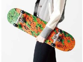 高橋　悠眞「URUSHI FREAKS」 素材：スケートボード・漆　サイズ：H80×W19×D10cm