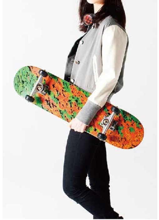 高橋　悠眞「URUSHI FREAKS」 素材：スケートボード・漆　サイズ：H80×W19×D10cm