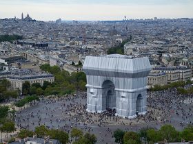 Christo and Jeanne-Claude "L'Arc de Triomphe, Wrapped, Paris, 1961-2021" （Photo: Wolfgang Volz　© 2021 Christo and Jeanne-Claude Foundation）