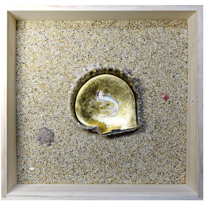 15「アマビエ図」  貝：13×12cm、桐箱：31×30×6cm 和紙に墨、金箔、クロチョウガイ  2021年
