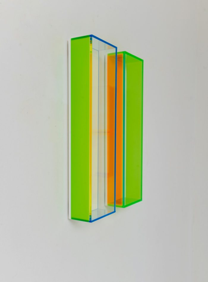 「Colormirror Glowing after Green Toronto」  2021年  アクリル板  各 58 × 16 × 8 cm