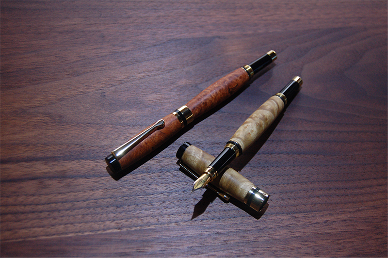 「木の万年筆」 サイズ:長さ14.3cm 最大同軸径 1.4cm 素材:マーブルウッド(右)・花梨瘤杢(左) 