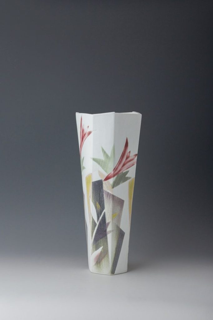 釉描彩花器「花瓶の百合」  幅17 ×奥行17 ×高41cm