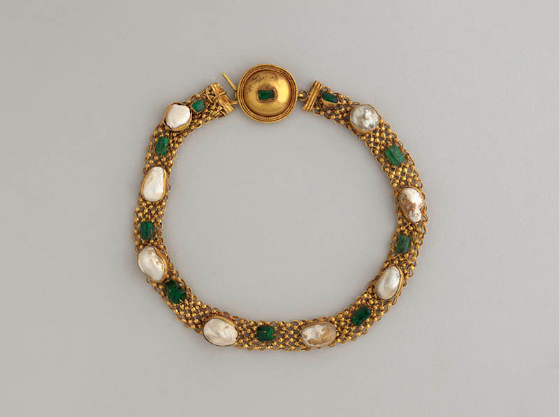 《エメラルドと真珠母貝のネックレス》金（鋳造、圧延、フィグリー）、真珠母貝、エメラルド　ナポリ国立考古学博物館蔵