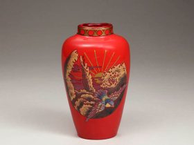 ガレ《旭日鳥文花瓶》1919-1924年　高さ14.5cm　阿部信博氏寄贈