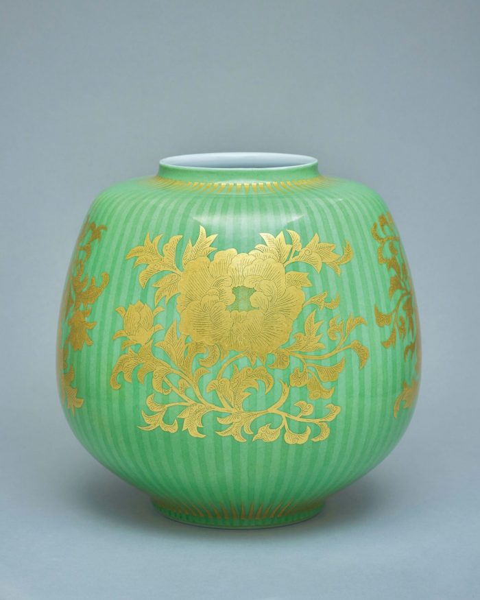 No.2「釉裏金彩牡丹唐草文　花瓶」 径31.5×高さ29.5cm