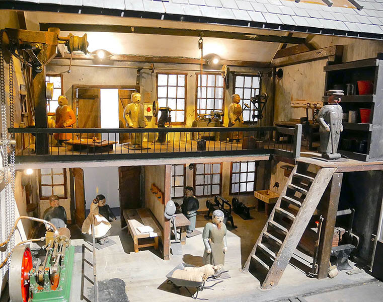 《英国の鉄工場》箱根ドールハウス美術館蔵