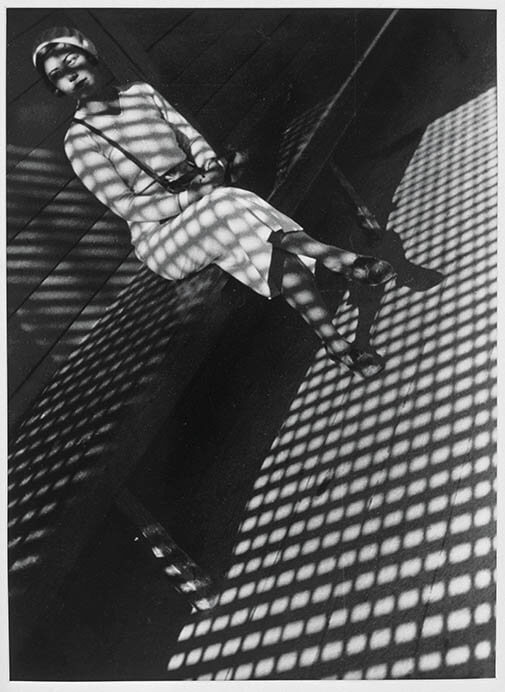 アレクサンドル・ロトチェンコ《ライカを持つ少女》　1934年［プリント：1934年以降］　白黒写真　40.0 × 29.0 cm　Museum Ludwig, Köln / Cologne, Sammlung Fotographie ML/F 1978/1072. (Photo: © Rheinisches Bildarchiv Köln, rba_c009362)