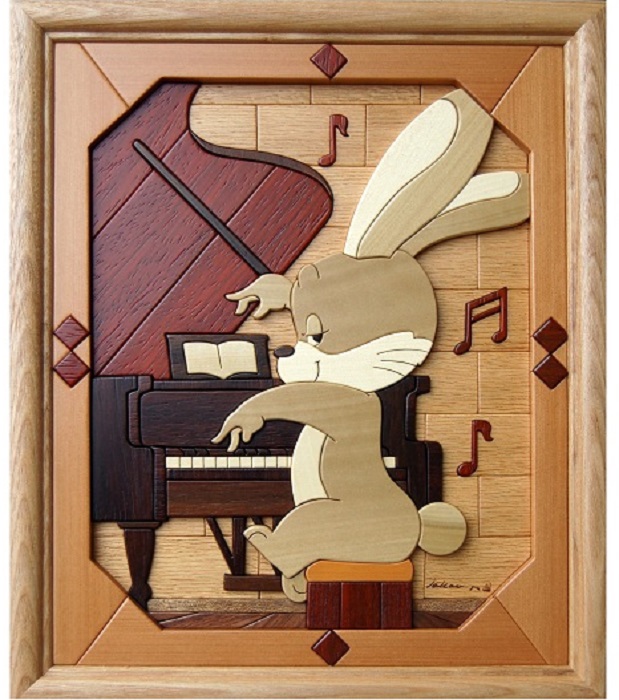 木壁画「うさぎ君ピアノを演奏する」 額サイズ　H390×W330mm　